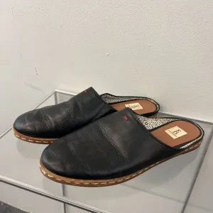 Ellen Degeneres Black Leather Slip On Mules 8.5